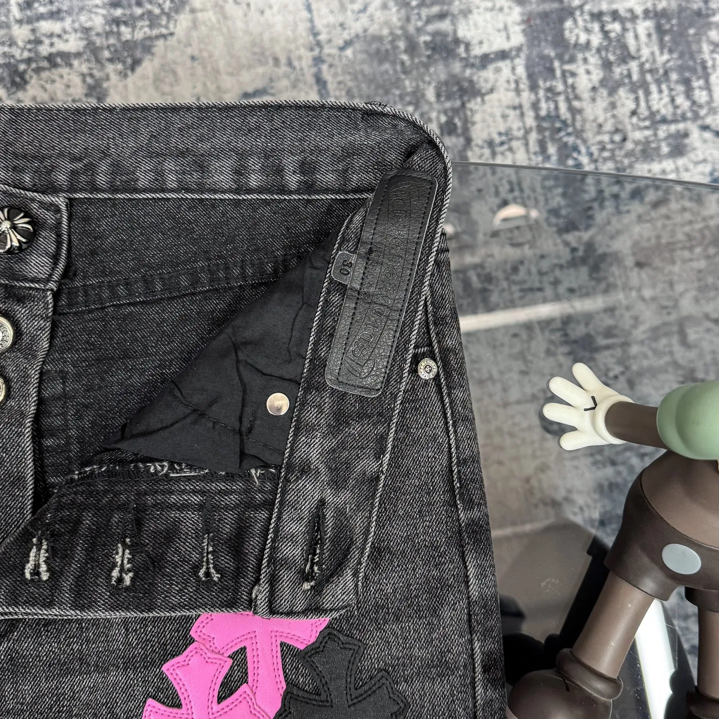 P300 Chrome Hearts CH Chrome Hearts three-color patchwork leather grimace element rapper Nomi's same style cross jeans, truly restores the ultimate vintage texture (no original standard flat version) Italian special cowhide print and then cut, custom-made sheepskin three-layer thick line leather, the whole body is spliced in heavy water washing process, craftsmen hand-splash ink, you can see the details, three-dimensional cutting version, loose and comfortable, not picky about the figure, tall and slim, factory Seiko, original factory quality control, same style for men and women Can be matched with couples. Versatile recommendation. Must-have jeans for all seasons. Color: black Size: S-XL (28-36)